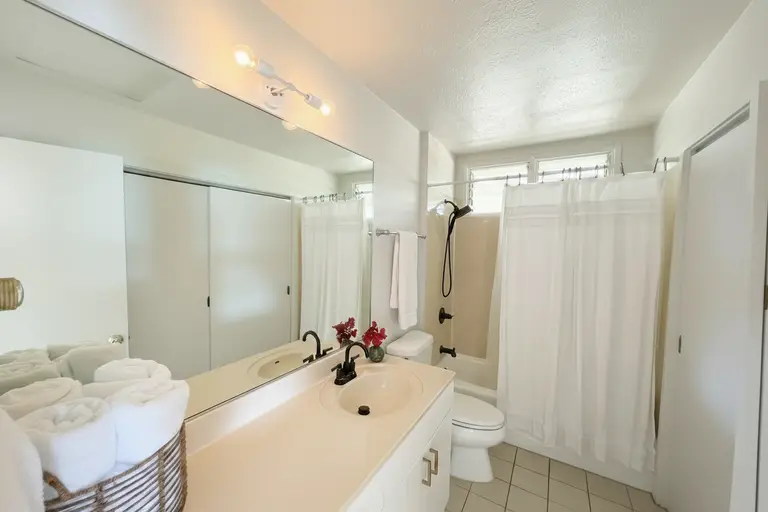 Clean bathroom in Oahu vacation rental